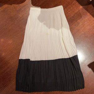 Aritzia Babaton white and black pleated skirt